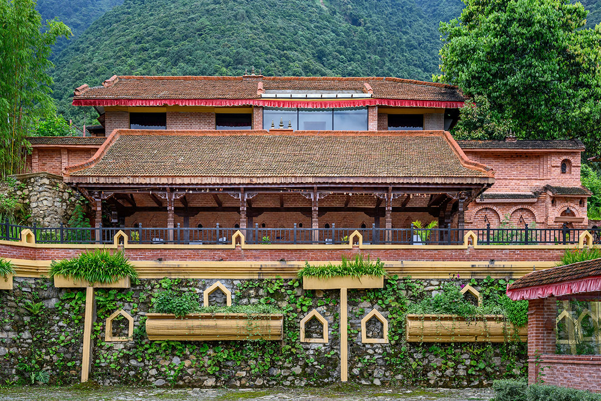 Aandachtige ochtendmomenten met warme thee uitkijkend over weelderige Nepalese heuvels